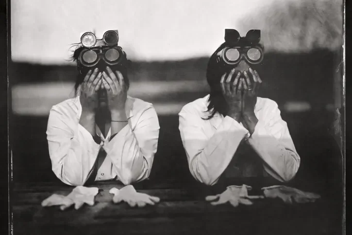 Deux hommes avec lunettes se cachent le visage.