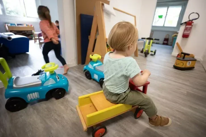 Un enfant sur un tricycle. 