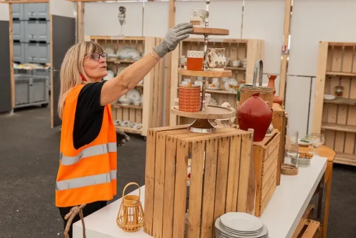 L'équipe de la Ressourcerie fignole l'installation avant l'ouverture.