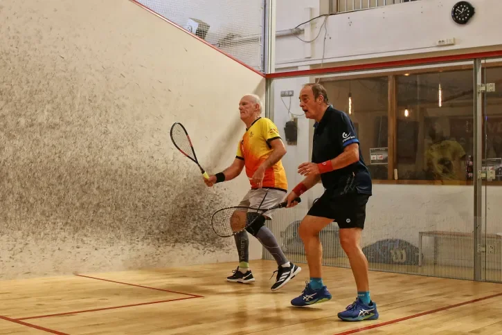 Des seniors jouent au squash.