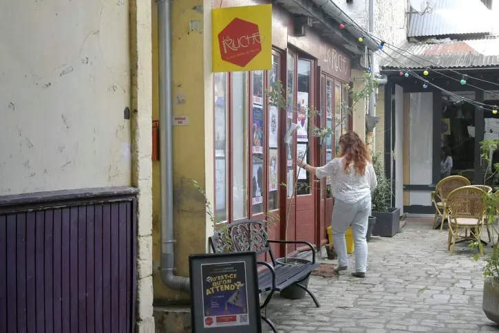 La devanture d'un théâtre. 