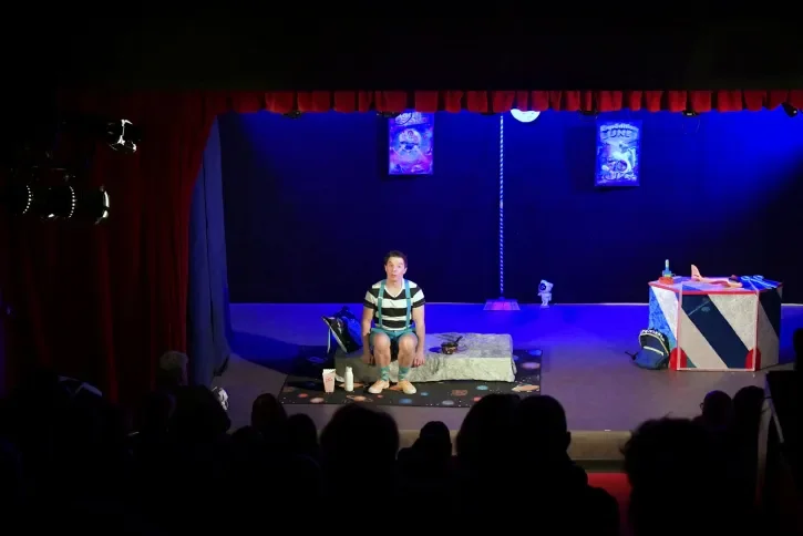 Un comédien sur la scène d'un théâtre.