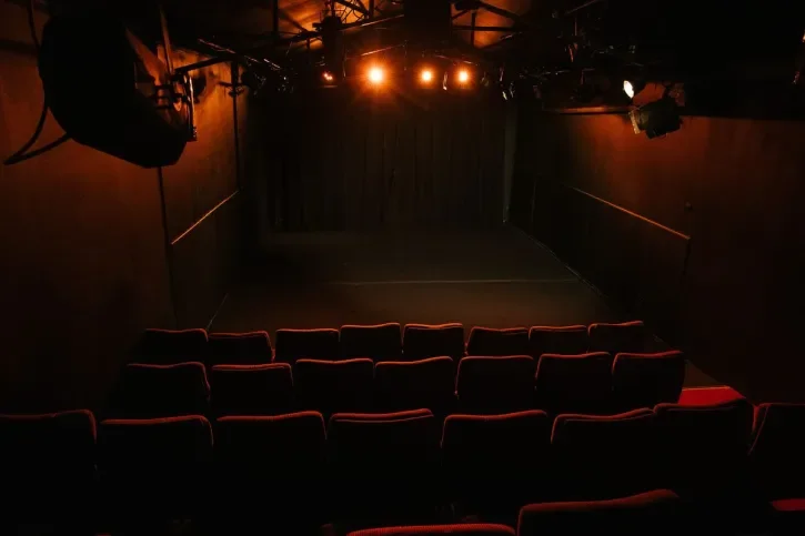 Une salle de théâtre.