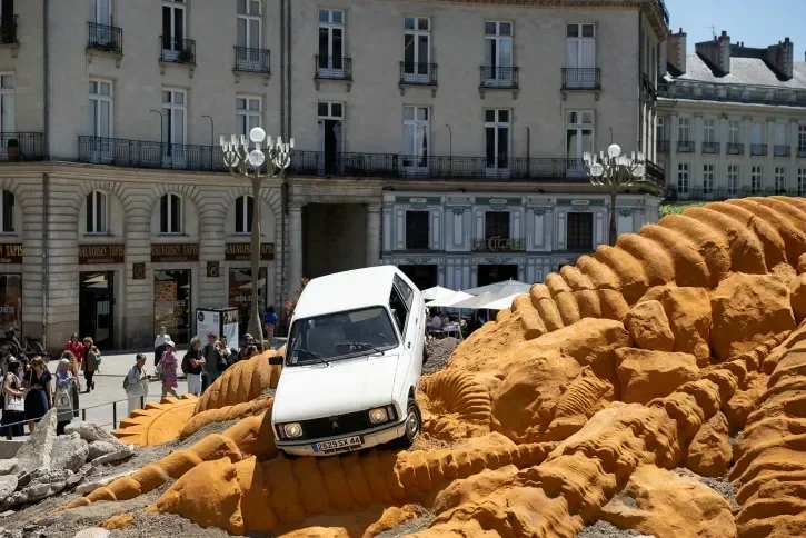 Une voiture dans une sculpture de sable.