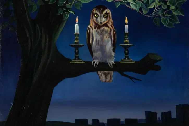 Une peinture de hibou sur une branche entouré de deux chandelles.