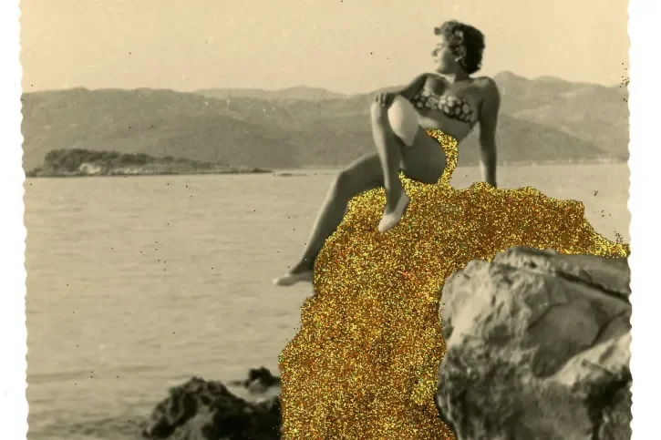 Une femme pose sur un rocher.
