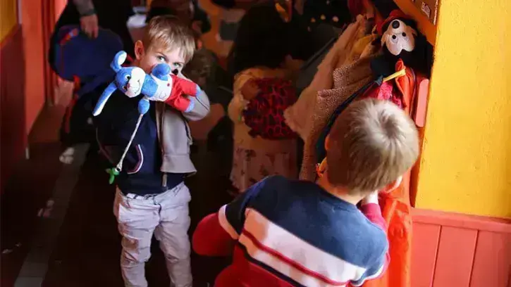 Les premiers groupes d'enfants arrivent sur place à 12h45.
