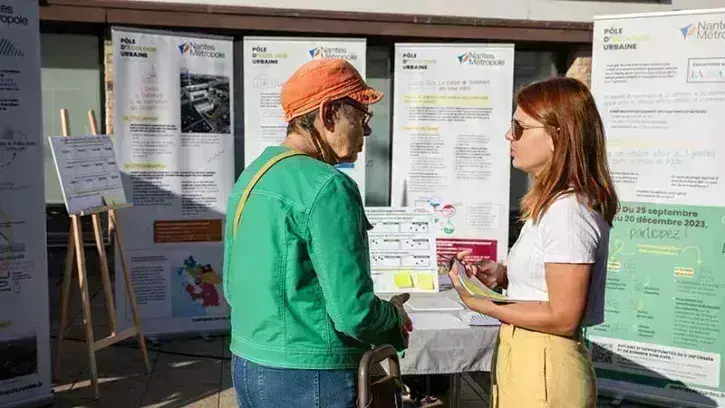 Le dispositif d'information mobile de la concertation autour du Pôle d'écologie urbaine, sur le Marché de Saint Sébastien sur Loire, pour expliquer les enjeux du projet aux habitants. © Céline Jacq pour Nantes Métropole