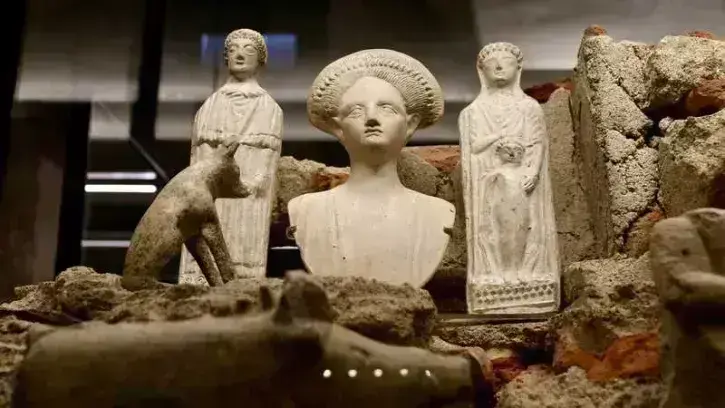 Trouvé à Rezé, ce laraire (ou chapelle domestique) du 2e siècle forme un ensemble unique pour la Gaule, avec des divinités celtiques, des figures animales et la représentation d'une impératrice romaine © Romain Boulanger