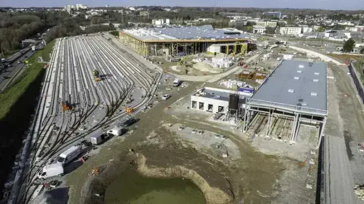 De gauche à droite, vue aérienne de l'aire de remisage, de l'atelier du Cetex, des bâtiments technique et d'exploitation, du pôle d'échange multimodal © Valéry Joncheray