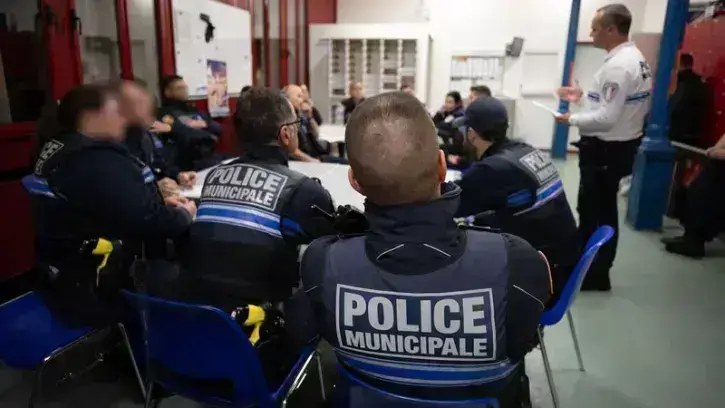 Le briefing. 21h30. Les 16 agents engagés pour la soirée reçoivent les consignes de Cédrik Pitrosky et échangent sur les objectifs : sécuriser les secteurs de l'allée Duguay-Trouin, du Hangar à bananes et de la place de la Galarne où du trafic de stupéfia