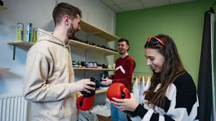 Gants de boxe, chaussures de running, kimono... on trouve de tout à la friperie d'Arnaud © Garance Wester.