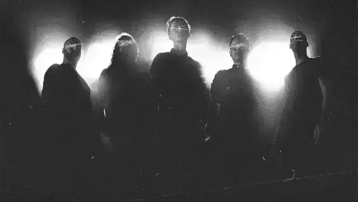 20 Seconds Falling Man : « Ce groupe nantais de post-hardcore a déjà bien écumé les scènes françaises et va représenter à OZ les musiques extrêmes. Leur son très singulier, avec des alternances de passages très énergiques ou atmosphériques. »
