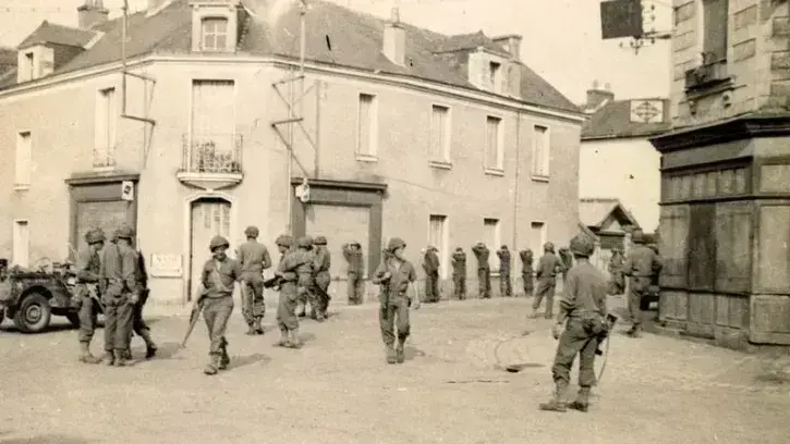 L'arrivée des Américains à Carquefou le 9 août 1944. A l'arrière plan, on distingue des prisonniers alignés le long d'un mur © Archives de Nantes.