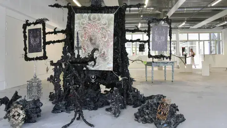 Les Beaux-Arts Nantes Saint-Nazaire sont nichés dans les anciennes halles Alstom, qui se laissent traverser cet été d'est en ouest. Une exposition collective donne à voir les travaux d'étudiants de 5e année, répartis en quatre salles. Six jeunes diplômés 
