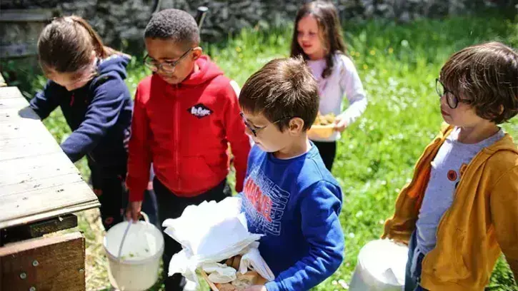 Après le repas, un petit groupe d'enfants vient mettre les restes au compost.
