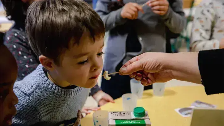 Pas toujours facile de goûter. Pour inciter les enfants réticents, comme Augustin, on leur propose simplement de sentir le fromage. © Céline Jacq pour Nantes Métropole