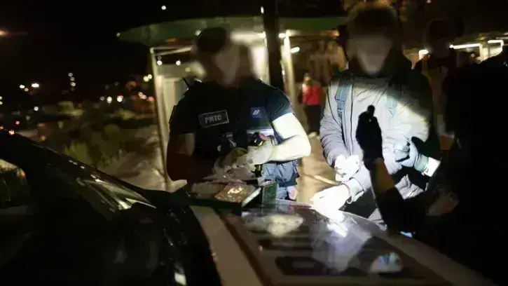 23h43. Un coup de couteau est signalé dans un tramway en circulation entre les arrêts Chantiers-Navals et Commerce. Informés par radio, la police métropolitaine des transports en commun (PMTC) et la police nationale se mettent en place à l'arrêt pour inte