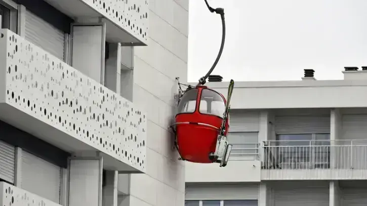 2022 : une cabine téléphérique apparaît sur la façade d'un immeuble rue d'Aquitaine © Rodolphe Delaroque.
