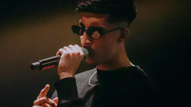 Allebou. « C'est l'un des deux représentants du courant rap à OZ. Allebou mélange plein de styles différents, avec des textes conscients, de l'ego-trip. C'est une boule d'énergie. »