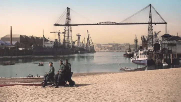 Trois soldats allemands sur la plage de l'île Gloriette, sur fond du port de Nantes © coll. Sylvain de Fleurieu