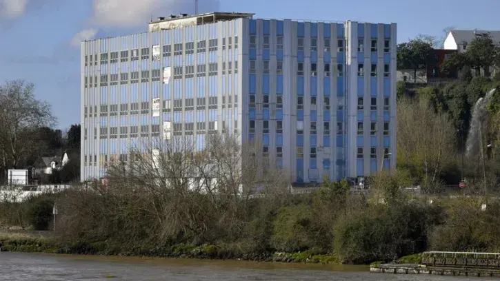Un bâtiment à la riche histoire. Premier grand bâtiment en béton armé construit au monde, le Cap 44, anciennement Grands moulins de Loire, a été un rouage essentiel de l'industrie agroalimentaire nantaise, notamment pour l'approvisionnement des biscuits.