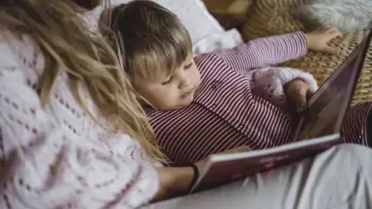 Les enfants et les adultes sont conviés à désigner leur album préféré en glissant une image-bulletin dans une urne de vote : une urne pour les enfants, et une autre pour les adultes qui n'ont pas toujours les mêmes goûts ! © AdobeStock.