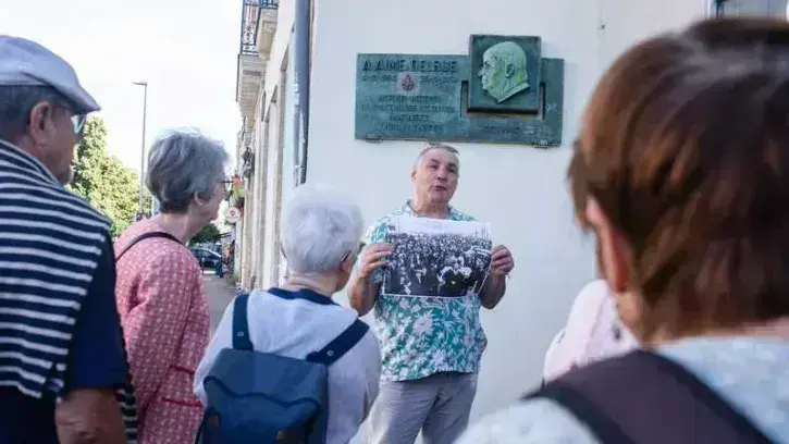 Le parcours démarre par un hommage à Aimé Delrue, commerçant et amuseur de la « République des ponts » : « Il a fait venir ici des vaches pour que les gens se servent eux-mêmes du lait, c'est l'origine de la fête du Lait de mai », qui a donné son nom à un