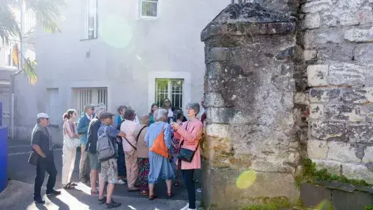 « C'est un quartier avec beaucoup de figures, de personnages, les meilleurs comme les pires », note Roland Jubineau devant ce qui reste de l'ancienne manufacture Bosset, rue des Olivettes. « C'était le principal équipementier des navires négriers nantais 