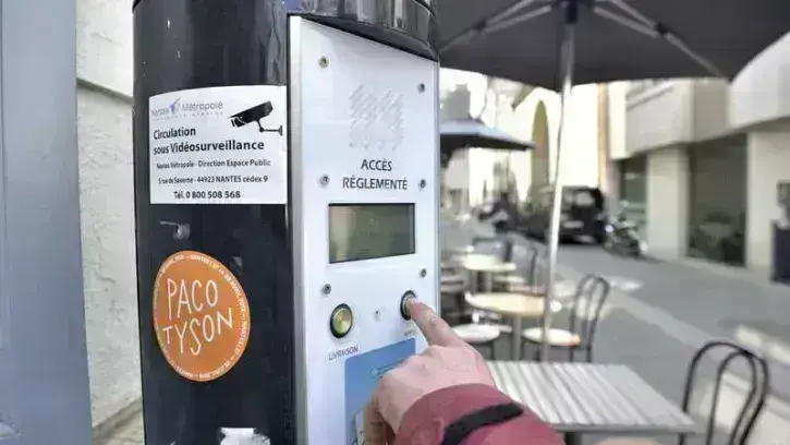 Des bornes permettent de contrôler l'accès aux zones piétonnes de Nantes © Stéphane Ménoret.
