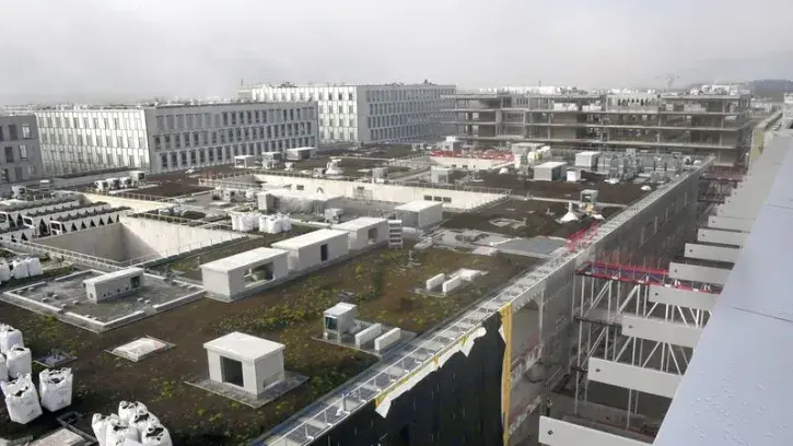 Le bloc opératoire et d'imagerie. Situé au centre, ce bâtiment de trois niveaux sera plus bas que ceux qui l'entourent : sa toiture sera végétalisée. « Un hôpital a beaucoup d'équipements techniques en toiture : la végétation permet de créer une 5e façade. »