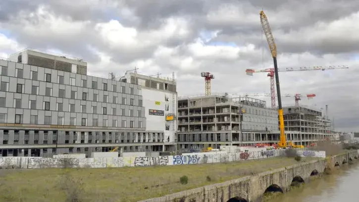 Les bâtiments d'hospitalisation. Les quatre bâtiments situés côté Loire accueilleront les personnes hospitalisées. « Au rez-de-chaussée les consultations, au premier un plateau de médecine ambulatoire, les étages suivants abritant les chambres. »