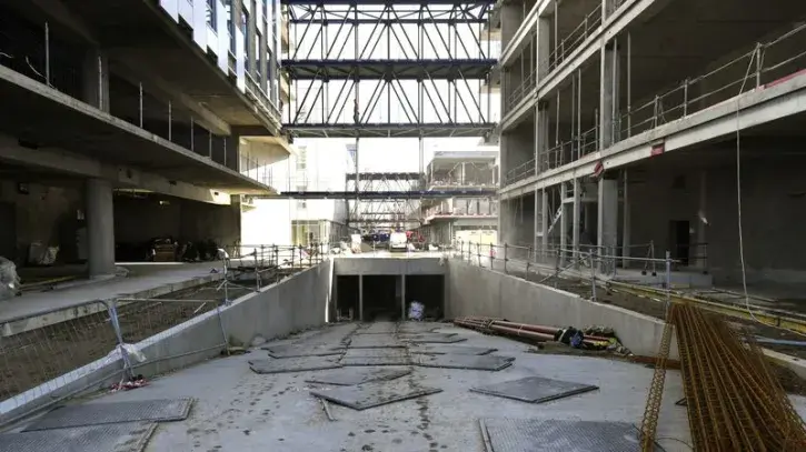 1200 places de parking en sous-sol. 700 seront réservées au personnel, 300 aux visiteurs, 200 sont des arrêts minute. On y accédera aux entrées ouest et est avec un cheminement souterrain pour mener directement à chaque service.
