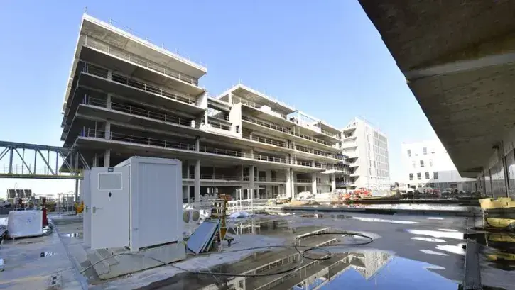À l'arrière de ce hall, une place et des rues végétalisées ouvriront sur le cœur de l'hôpital. « L'ensemble sera accessible en journée. Une promenade sera aussi aménagée par Nantes Métropole sur le quai Wilson. »