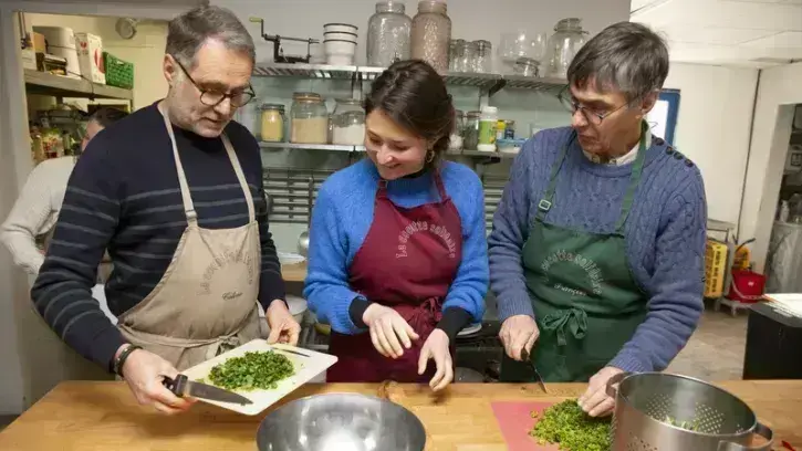 La Cocotte solidaire (île de Versailles), cantine participative et pas chère née de l'appel à projets Lieux à réinventer. Ici, les repas sont préparés en groupe, à partir de produits locaux et de saison, lors de sessions ouvertes à toutes et tous. © Chris