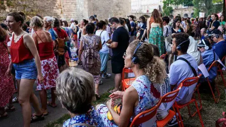 Équipées de casques, une douzaine de personnes en situation de handicap visuel ont assisté au concert des 49ers dans le cadre d'une audiodescription proposée par Pick Up Production © Garance Wester.