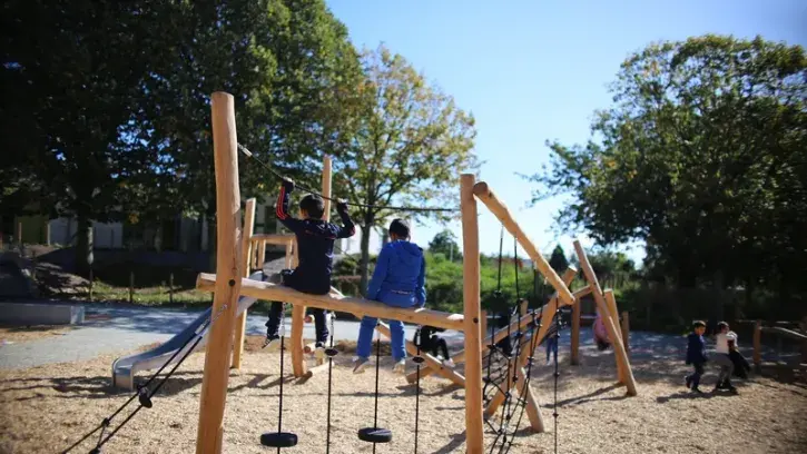 Une aide financière, sous la forme d'un  fonds de concours, sera proposée aux communes pour renaturer leurs cours d'écoles, comme ici à Nantes à l'école des Châtaigniers. © Romain Boulanger pour Nantes Métropole