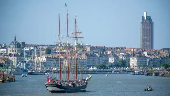 Point d'orgue de Débord de Loire 2025 : la grande parade nautique du samedi 14 juin réunira jusqu'à 200 bateaux autour du Belem, de l'Étoile du Roy, de l'Hydrograaf et de la Recouvrance. © Patrick Garçon