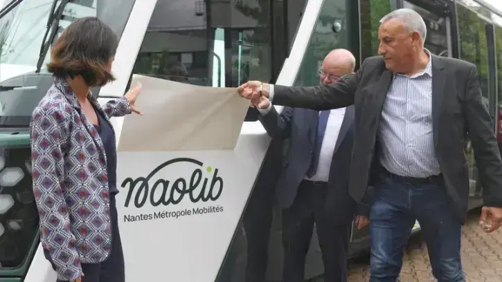 Johanna Rolland, Pascal Bolo et Bertrand Affilé ont dévoilé symboliquement le logo Naolib sur le nouveau tramway nantais, lors d'un point presse au siège de la Semitan, le 9 juin 2023 © Thierry Mézerette.