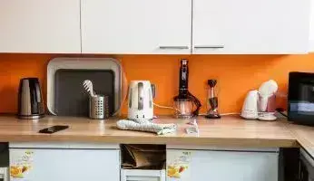 Les familles viennent avec leurs propres aliments et les préparent dans la cuisine. © Garance Wester pour Nantes Métropole