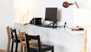 Un poste et un téléphone permettent aux parents de faire leurs démarches. © Garance Wester pour Nantes Métropole