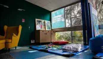 Les parents peuvent appeler le 115 dans un endroit calme. © Garance Wester pour Nantes Métropole