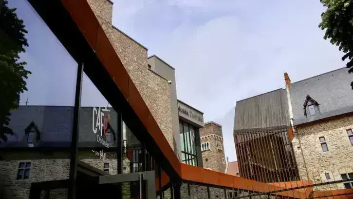 L'acier Corten, de couleur rouille, sert de fil conducteur à un site constitué de trois bâtiments d'époques différentes © Romain Boulanger.