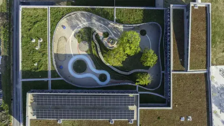 Toitures végétalisées, panneaux solaires photovoltaïques, local vélos et trottinettes, omniprésence du bois : nul doute, c'est une école écologique ! © Valéry Joncheray