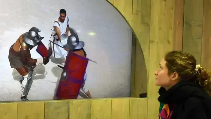 Lors de son parcours dans l'exposition, les visiteurs sont amenés à vivre différentes expériences en tant que gladiateur, lui permettant de comprendre le quotidien de ces combattants au 1er siècle de notre ère © Rodolphe Delaroque.