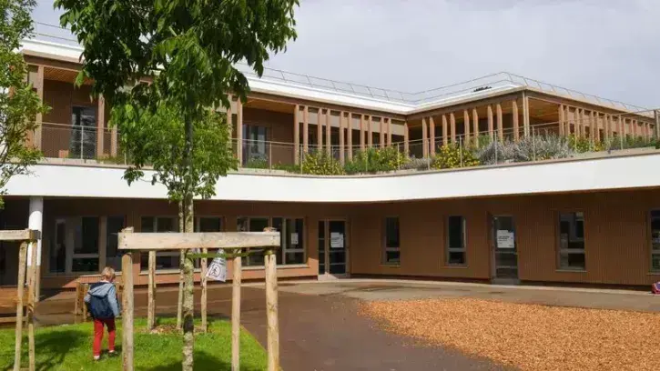 Inaugurée en juin 2024, l'extension de l'école Fellonneau intègre les cinq classes de maternelle, des salles pour les activités périscolaires et extrascolaires ainsi que la restauration.  © Thierry Mezerette pour Nantes Métropole
