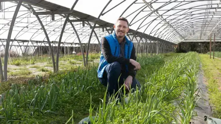 Stéphane Aubry, maraîcher de la ferme du ruisseau, rachetée par la mairie d'Orvault au printemps 2024 pour fournir ses cantines avec des produits bio et locaux. © Céline Jacq