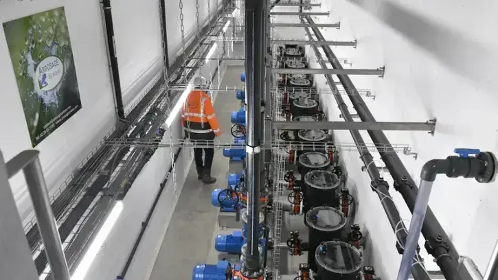 Les fontaines fonctionnent en circuit fermé et sont pilotées depuis le local technique d'une centaine de mètres carrés situé en sous-sol à 7 mètres de profondeur. © Rodolphe Delaroque