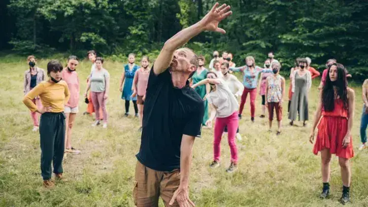 Grâce à la compagnie d'Hervé Maigret, plus de 100 danseurs de 7 à 93 ans ont dansé en pleine nature le cycle des saisons et de la vie (photo © Ville de Bouguenais).