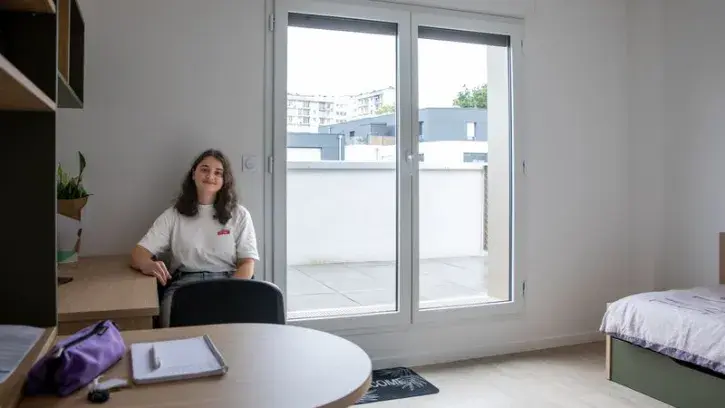 Flamine, 19 ans, vient d'emménager au cœur de la résidence Imagin'Erdre. Dernière-née des résidences Loire Campus de La Nantaise d'Habitations, elle comprend 94 studios de 15 à 27 m² à partir de 405 € par mois (éligible à l'aide personnalisée au logement)
